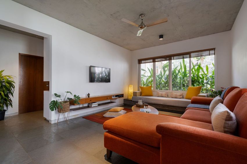 Ngôi nhà được xây bằng những viên gạch nung xuyên thấu, thiết kế khoảng thông không gian hội đủ cây xanh, ánh sáng và gió-5