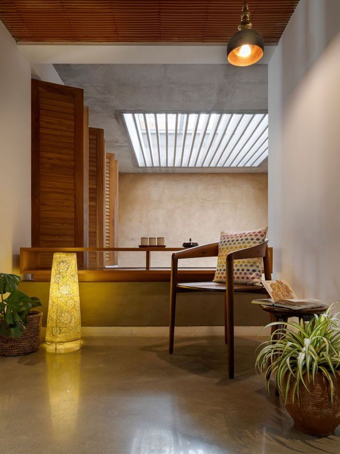 Ngôi nhà được xây bằng những viên gạch nung xuyên thấu, thiết kế khoảng thông không gian hội đủ cây xanh, ánh sáng và gió-6