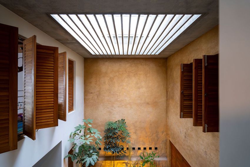 Ngôi nhà được xây bằng những viên gạch nung xuyên thấu, thiết kế khoảng thông không gian hội đủ cây xanh, ánh sáng và gió-7