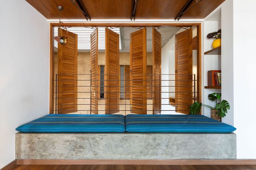 Ngôi nhà được xây bằng những viên gạch nung xuyên thấu, thiết kế khoảng thông không gian hội đủ cây xanh, ánh sáng và gió-8