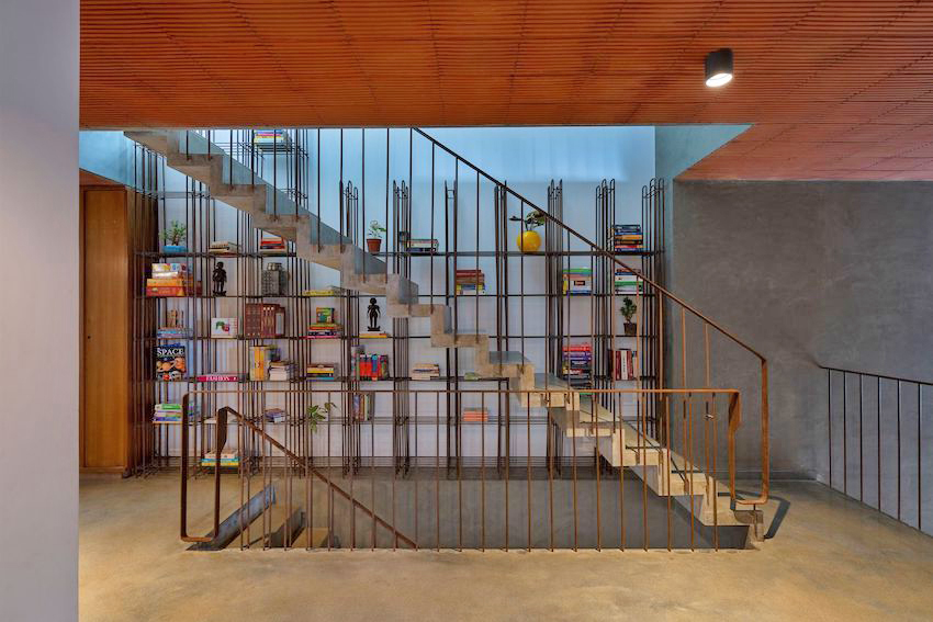 Ngôi nhà được xây bằng những viên gạch nung xuyên thấu, thiết kế khoảng thông không gian hội đủ cây xanh, ánh sáng và gió-10