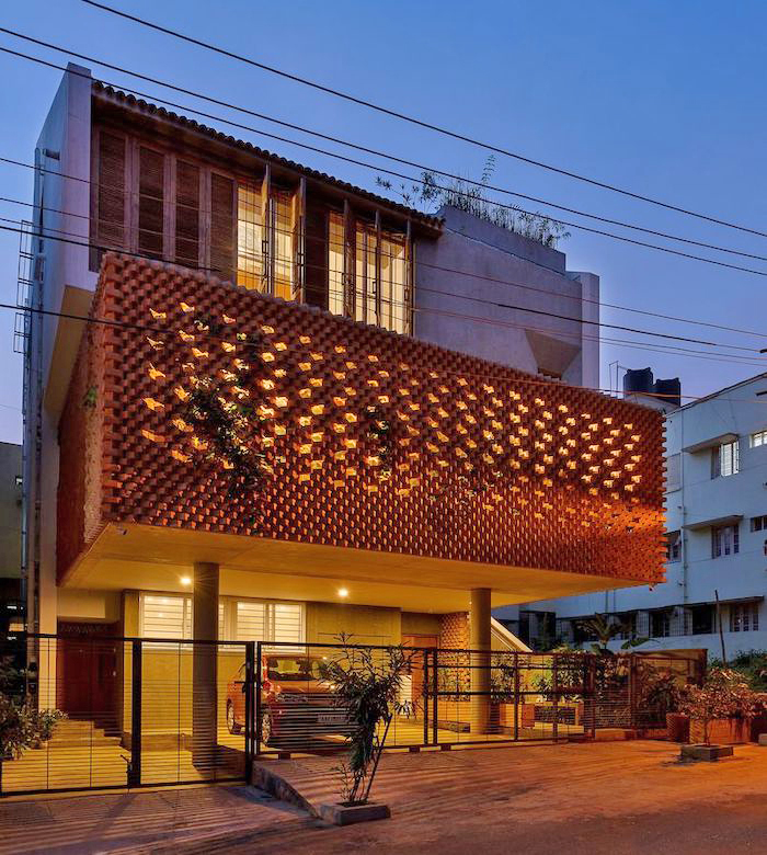 Ngôi nhà được xây bằng những viên gạch nung xuyên thấu, thiết kế khoảng thông không gian hội đủ cây xanh, ánh sáng và gió-11