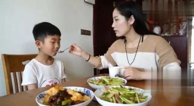 Mẹ xấu như vậy còn đẻ con ra làm gì? và khái niệm đạo đức tử cung khiến người lớn rùng mình về sự vô ơn của giới trẻ-3