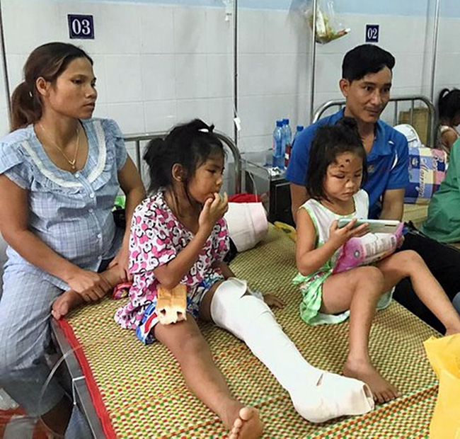 Anh chồng đẹp trai từng gây sốt với clip xin đi nhờ xe về bên vợ con trong vụ sạt lở kinh hoàng ở Trà Leng bây giờ ra sao?-2