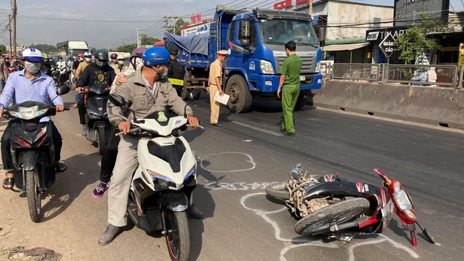 Người thân gục ngã bên thi thể nữ sinh bị xe tải kéo lê tử vong thương tâm trên đường đi học-1