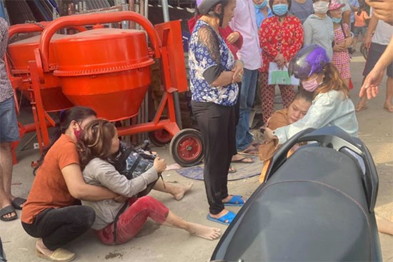 Người thân gục ngã bên thi thể nữ sinh bị xe tải kéo lê tử vong thương tâm trên đường đi học