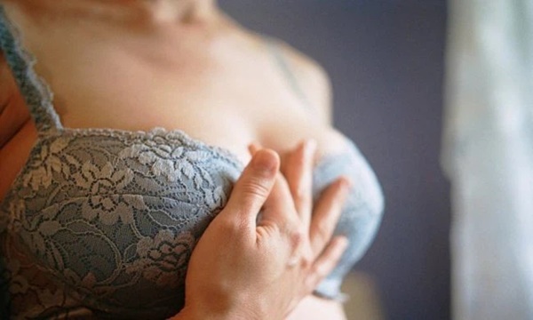Một người mắc bệnh ung thư sẽ thấy 2 dấu vết kỳ lạ ở ngực, càng khám sớm thì cơ hội điều trị, sống sót càng cao-1