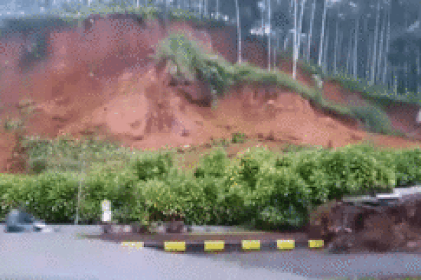 Bất chợt nghe âm thanh lạ, cô giáo hét to rồi cứu sống 202 mạng người trong 50 giây, cảnh tượng tan hoang cuối cùng khiến ai cũng rùng mình-5