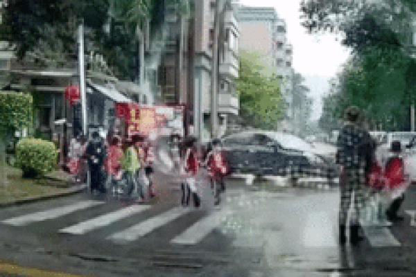 Nam thanh niên chở bạn lao thẳng cửa xếp và phản ứng bất ngờ sau đó-1