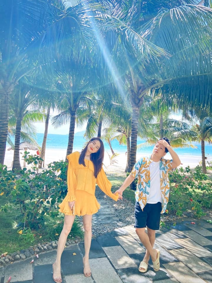 Nhã Phương khoe ảnh hai vợ chồng công khai ôm ấp cực tình cảm, nhìn sang đôi chân thì ai cũng giật mình-2