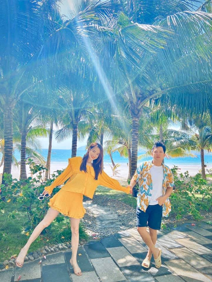 Nhã Phương khoe ảnh hai vợ chồng công khai ôm ấp cực tình cảm, nhìn sang đôi chân thì ai cũng giật mình-3