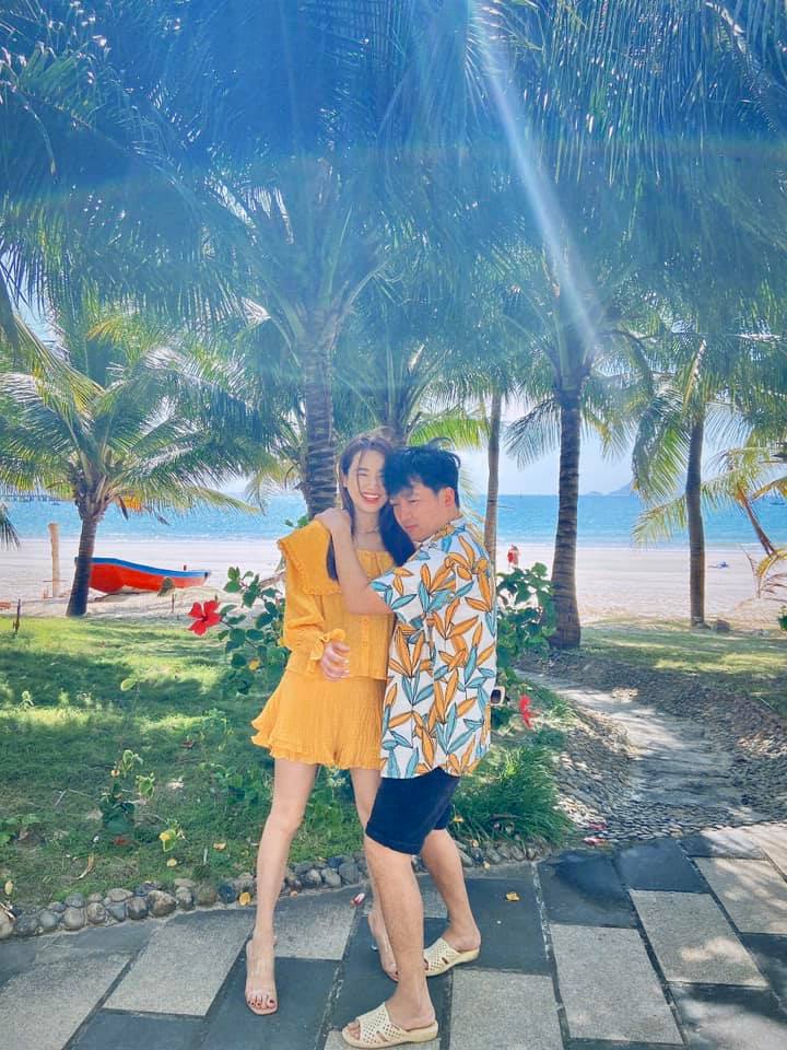 Nhã Phương khoe ảnh hai vợ chồng công khai ôm ấp cực tình cảm, nhìn sang đôi chân thì ai cũng giật mình-1