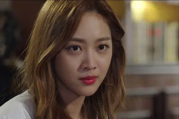 Chồng đi làm về than vãn mệt mỏi, khi tôi vừa bưng cốc nước ra an ủi thì mẹ anh đã móc mỉa đầy chua chát-2