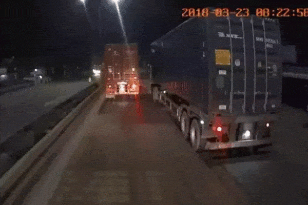 CLIP: Giây phút xe con phóng băng băng vào nút giao khiến 2 tài xế xe rơ - moóc vã mồ hôi