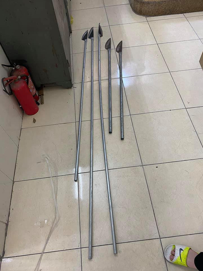 Mâu thuẫn trên Facebook, hơn 20 thanh thiếu niên rượt đuổi, chém nhau dọc các tuyến phố Hà Nội-2