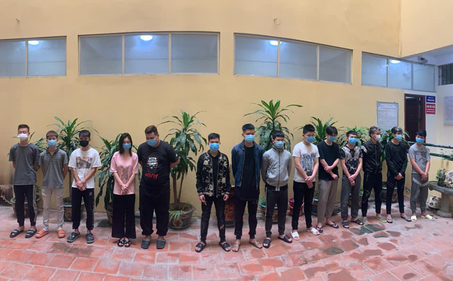 Mâu thuẫn trên Facebook, hơn 20 thanh thiếu niên rượt đuổi, chém nhau dọc các tuyến phố Hà Nội-1