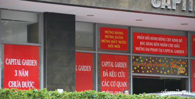 Hà Nội: Khốn khổ vì mua chung cư cao cấp 5 năm chưa được làm hộ khẩu, cư dân mang ô tô dán băng rôn diễu phố phản đối chủ đầu tư-1