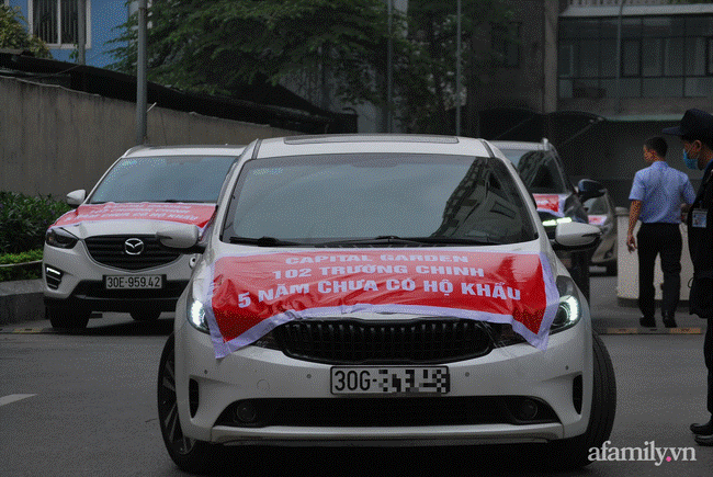 Hà Nội: Khốn khổ vì mua chung cư cao cấp 5 năm chưa được làm hộ khẩu, cư dân mang ô tô dán băng rôn diễu phố phản đối chủ đầu tư-5