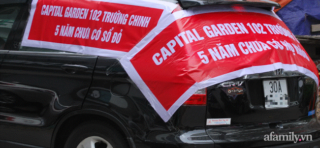 Hà Nội: Khốn khổ vì mua chung cư cao cấp 5 năm chưa được làm hộ khẩu, cư dân mang ô tô dán băng rôn diễu phố phản đối chủ đầu tư-6