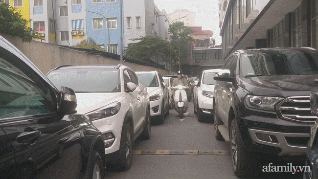 Hà Nội: Khốn khổ vì mua chung cư cao cấp 5 năm chưa được làm hộ khẩu, cư dân mang ô tô dán băng rôn diễu phố phản đối chủ đầu tư-8