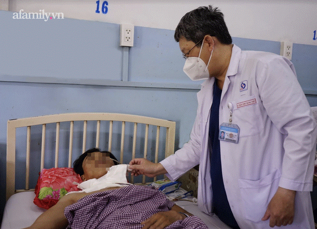 Tai nạn kinh hoàng: Đang sửa máy lạnh thì trượt chân, nam thanh niên bị thanh sắt dài 30cm đâm xuyên cổ nguy kịch-3