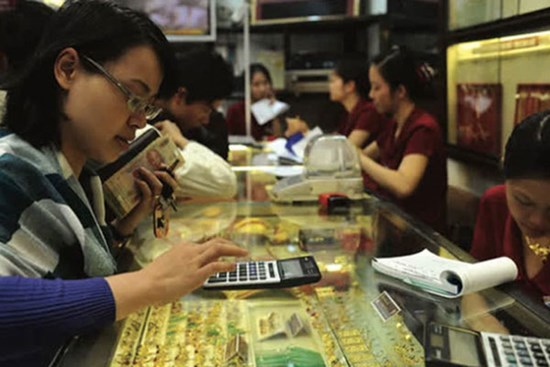 Ai đang điều tiết giá vàng trong nước?