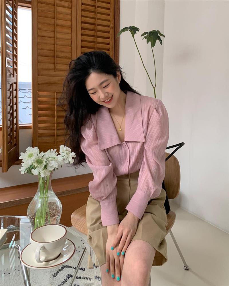 Đi mua áo blouse, chị em cứ chọn 4 kiểu cổ áo này là cực chuẩn trend và điểm sang chảnh tăng 10 lần-1