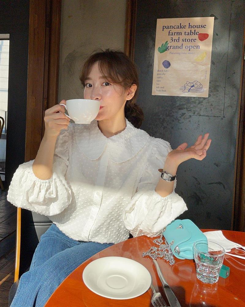 Đi mua áo blouse, chị em cứ chọn 4 kiểu cổ áo này là cực chuẩn trend và điểm sang chảnh tăng 10 lần-5