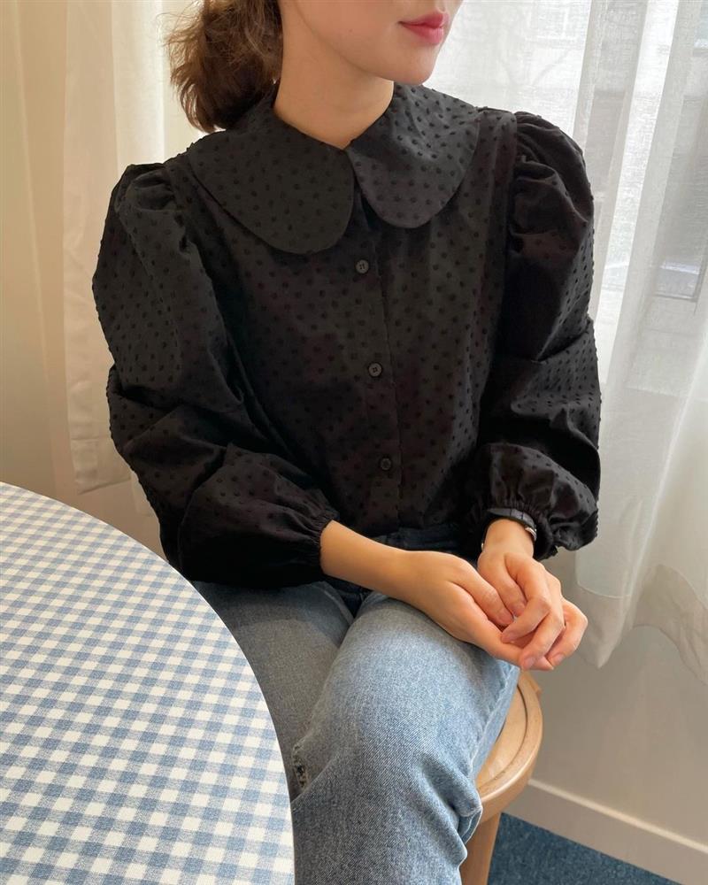 Đi mua áo blouse, chị em cứ chọn 4 kiểu cổ áo này là cực chuẩn trend và điểm sang chảnh tăng 10 lần-6