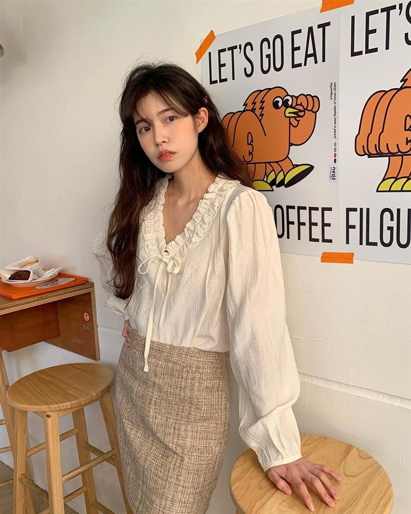 Đi mua áo blouse, chị em cứ chọn 4 kiểu cổ áo này là cực chuẩn trend và điểm sang chảnh tăng 10 lần-7