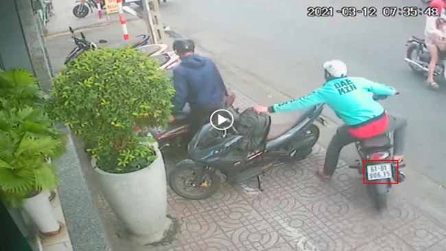 Clip: Vừa dừng xe trên vỉa hè loay hoay tìm chỗ dựng, nam thanh niên bị đối tượng mặc áo Baemin giật mất ba lô chỉ trong vài giây-1