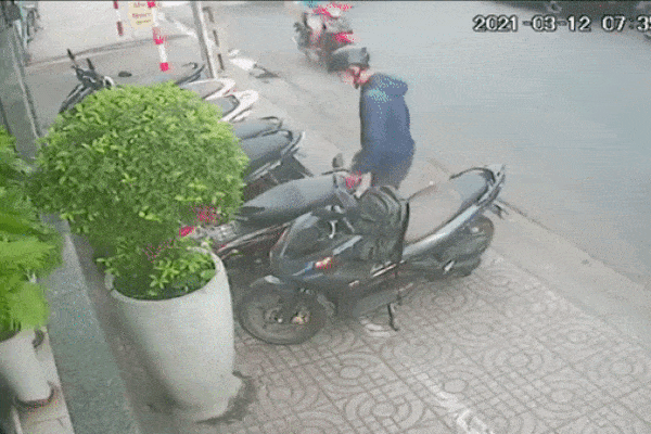 Clip: Vừa dừng xe trên vỉa hè loay hoay tìm chỗ dựng, nam thanh niên bị đối tượng mặc áo Baemin giật mất ba lô chỉ trong vài giây