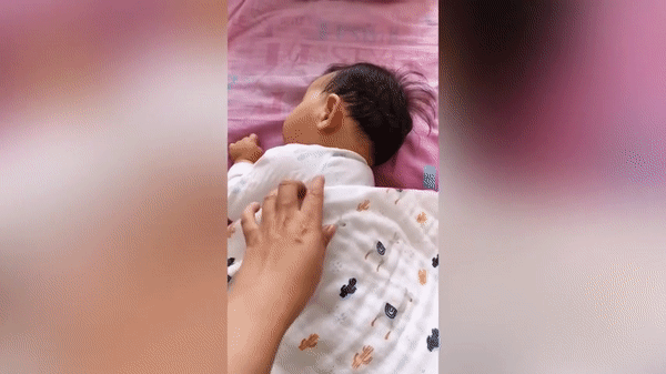 Bé gái có tư thế ngủ bá đạo không ai bằng khiến người xem phải ngả mũ bái phục, mẹ còn tưởng con mắc bệnh-1