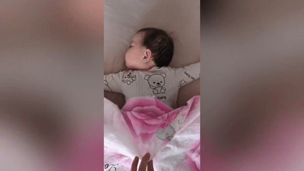 Bé gái có tư thế ngủ bá đạo không ai bằng khiến người xem phải ngả mũ bái phục, mẹ còn tưởng con mắc bệnh-2