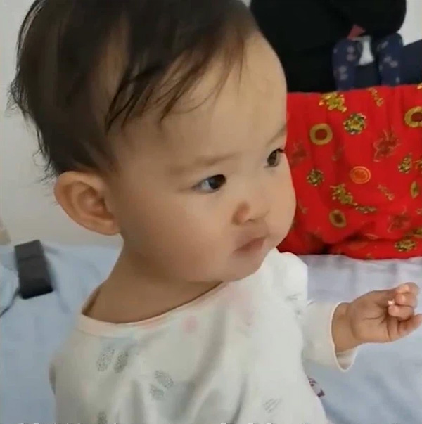 Bé gái có tư thế ngủ bá đạo không ai bằng khiến người xem phải ngả mũ bái phục, mẹ còn tưởng con mắc bệnh-3