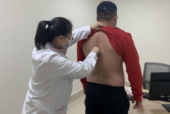 Chàng thanh niên 30 tuổi phải vào viện cấp cứu, bác sĩ cảnh báo một kiểu ngồi rất nguy hiểm