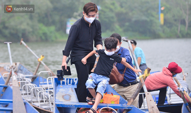 Hàng vạn người đổ về chùa Hương trong ngày mở cửa trở lại, người lái đò phấn khởi: Hôm nay Tết mới chính thức bắt đầu-7