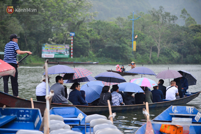 Hàng vạn người đổ về chùa Hương trong ngày mở cửa trở lại, người lái đò phấn khởi: Hôm nay Tết mới chính thức bắt đầu-4