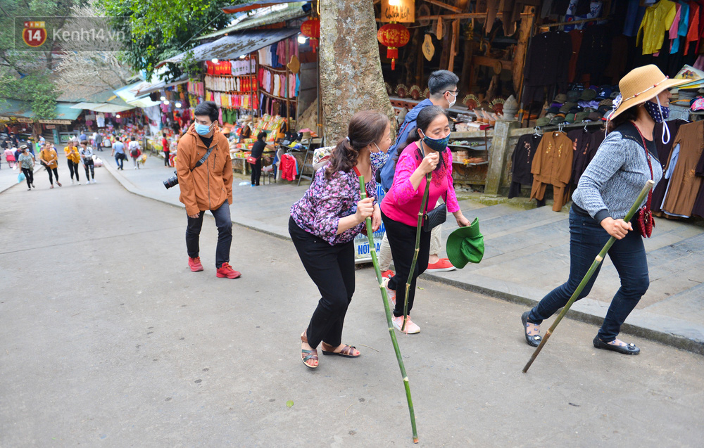 Hàng vạn người đổ về chùa Hương trong ngày mở cửa trở lại, người lái đò phấn khởi: Hôm nay Tết mới chính thức bắt đầu-18