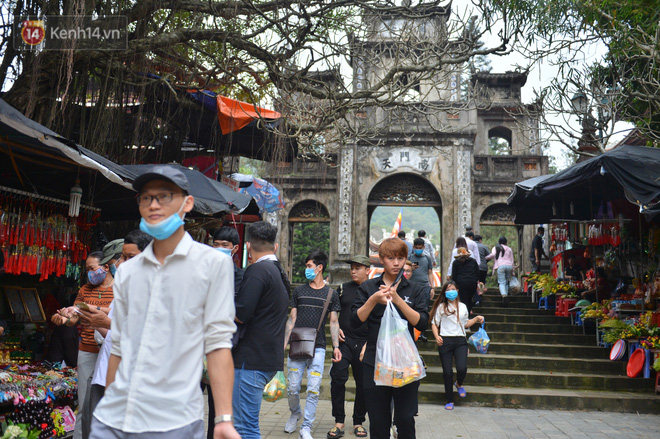 Hàng vạn người đổ về chùa Hương trong ngày mở cửa trở lại, người lái đò phấn khởi: Hôm nay Tết mới chính thức bắt đầu-17