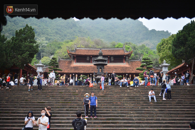 Hàng vạn người đổ về chùa Hương trong ngày mở cửa trở lại, người lái đò phấn khởi: Hôm nay Tết mới chính thức bắt đầu-15