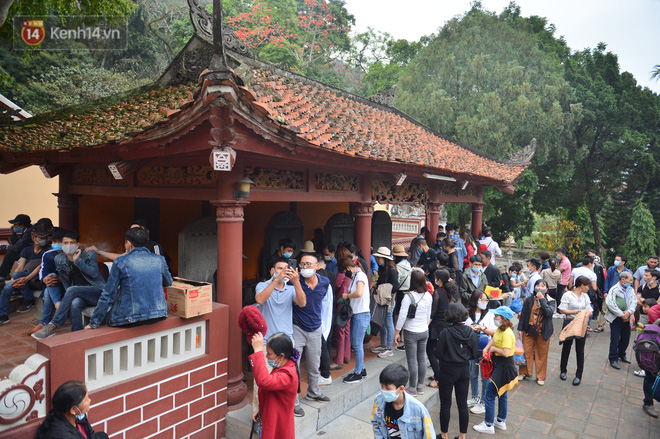 Hàng vạn người đổ về chùa Hương trong ngày mở cửa trở lại, người lái đò phấn khởi: Hôm nay Tết mới chính thức bắt đầu-16