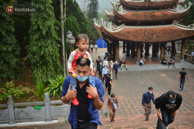 Hàng vạn người đổ về chùa Hương trong ngày mở cửa trở lại, người lái đò phấn khởi: Hôm nay Tết mới chính thức bắt đầu-8
