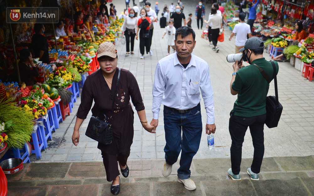 Hàng vạn người đổ về chùa Hương trong ngày mở cửa trở lại, người lái đò phấn khởi: Hôm nay Tết mới chính thức bắt đầu-19