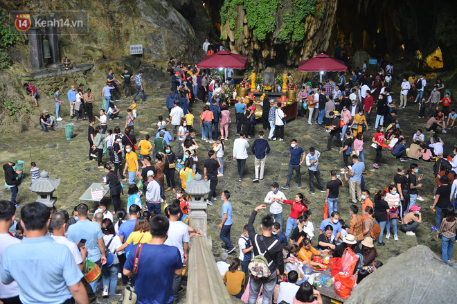 Hàng vạn người đổ về chùa Hương trong ngày mở cửa trở lại, người lái đò phấn khởi: Hôm nay Tết mới chính thức bắt đầu-21