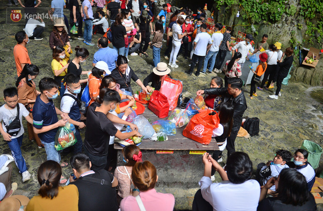 Hàng vạn người đổ về chùa Hương trong ngày mở cửa trở lại, người lái đò phấn khởi: Hôm nay Tết mới chính thức bắt đầu-23