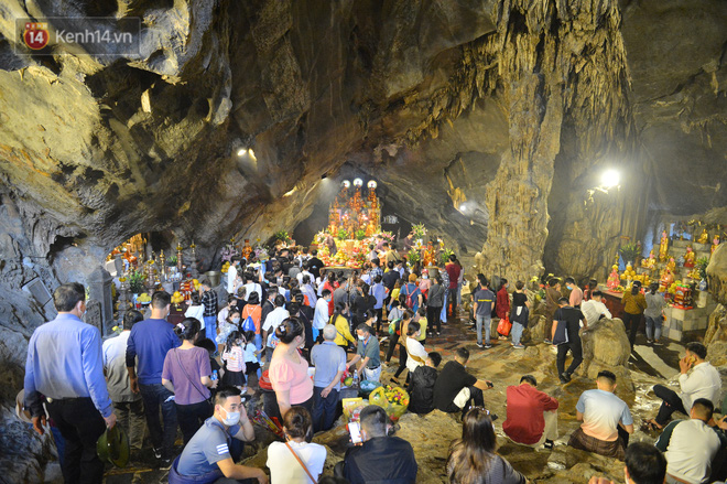 Hàng vạn người đổ về chùa Hương trong ngày mở cửa trở lại, người lái đò phấn khởi: Hôm nay Tết mới chính thức bắt đầu-24