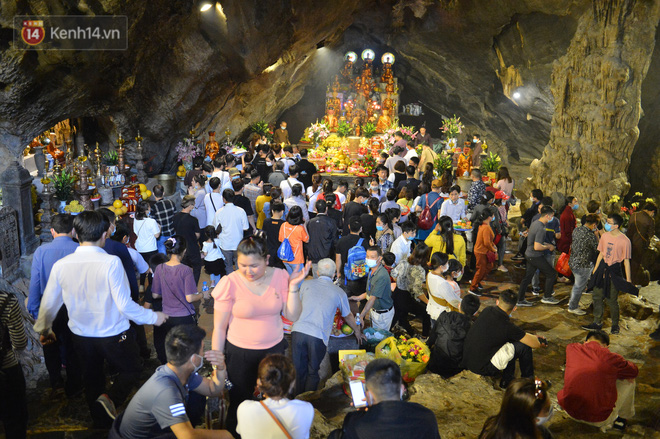 Hàng vạn người đổ về chùa Hương trong ngày mở cửa trở lại, người lái đò phấn khởi: Hôm nay Tết mới chính thức bắt đầu-22