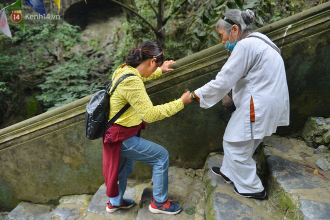Hàng vạn người đổ về chùa Hương trong ngày mở cửa trở lại, người lái đò phấn khởi: Hôm nay Tết mới chính thức bắt đầu-26