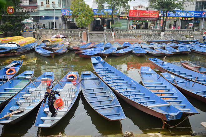 Hàng vạn người đổ về chùa Hương trong ngày mở cửa trở lại, người lái đò phấn khởi: Hôm nay Tết mới chính thức bắt đầu-29